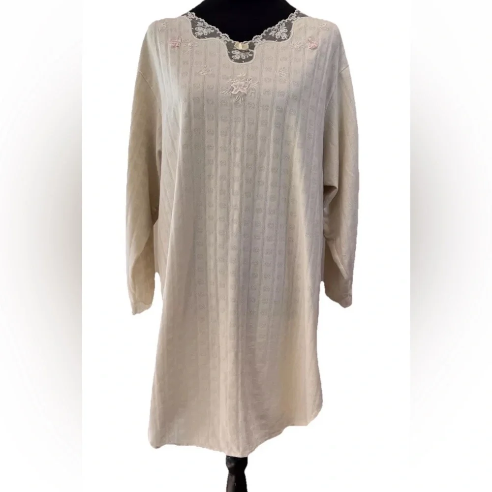 Etienne Vintage ivory sleep shirt/Chemise chest 44” size Large-cotton/poly blend